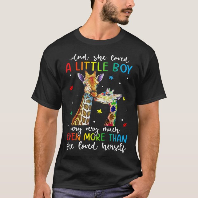 Camiseta Giraffe She Loved A Little Boy Autism Awareness Mo (Frente)