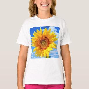 Camiseta Girassol Amarelo e Abelhas no Céu Azul - Dia do V