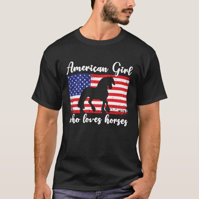 Camiseta Girl Who Loves Horses Proud American Flag Usa Flag (Frente)