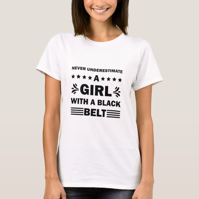 Camiseta Girl With A Black Belt Funny Karate (Frente)