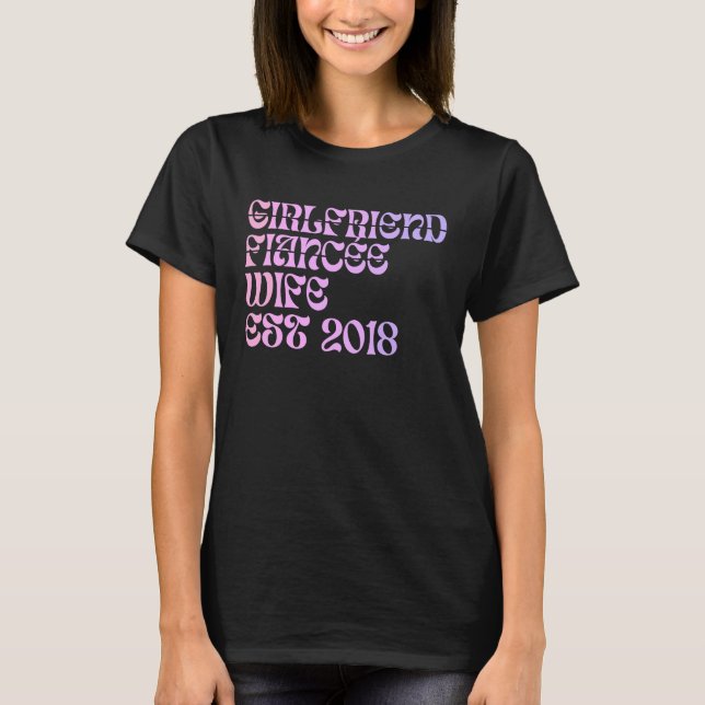 Camiseta Girlfriend Fiance Wife Est 2018 Wedding Anniversar (Frente)