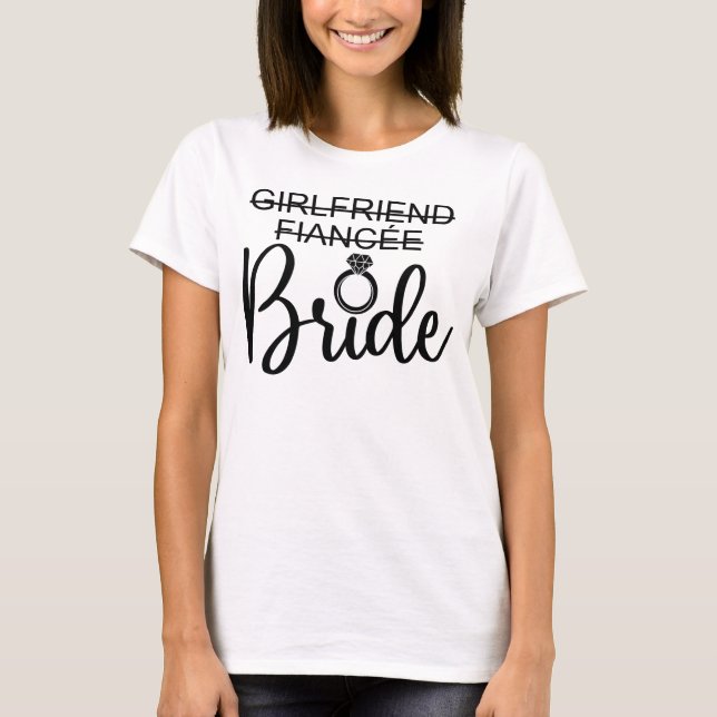 Camiseta Girlfriend To Fiancée To Bride Wedding Matching (Frente)