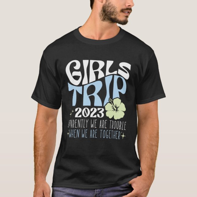 Camiseta Girls Trip 2023 Apparently Are Trouble When We re  (Frente)