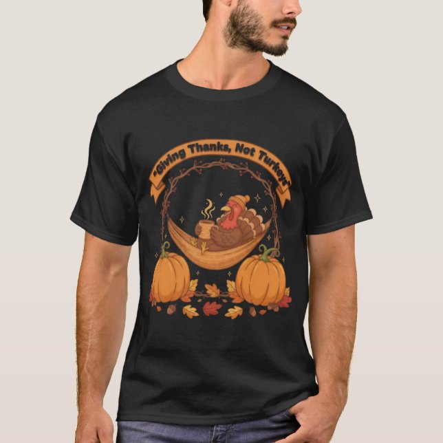 Camiseta Giving Thanks Not Turkeys – Turkey-Free Thanksgivi (Frente)