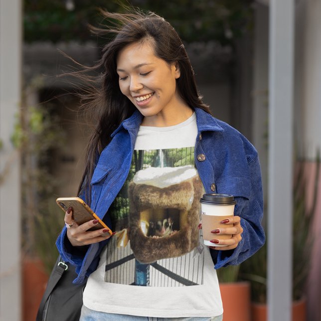 Camiseta Glider de Açúcar na Cama do Caminhão de Árvore Fur (Sugar Glider in Furry Tree Truck Hanging Bed T-Shirt)