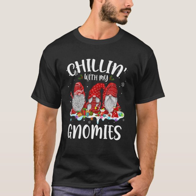 Camiseta Gnome Christmas Pajama Chillin' Com Meus Gnomos (Frente)