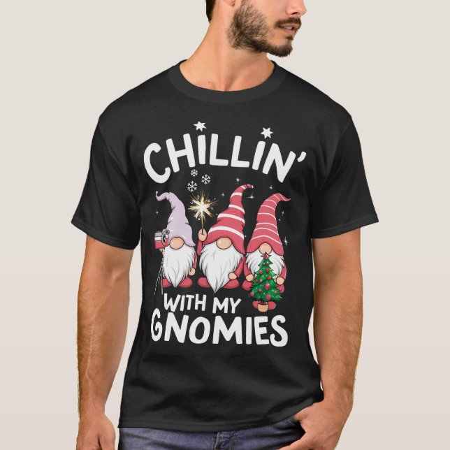 Camiseta Gnome Family Christmas Chillin With My Gnomies  (Frente)
