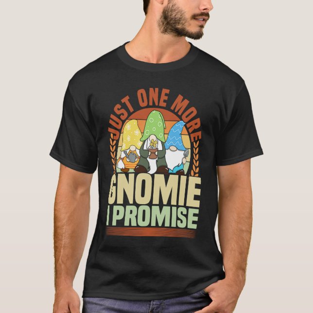Camiseta Gnome Gardening Just One More Gnomie Lawn & Garden (Frente)