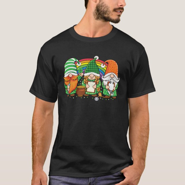 Camiseta Gnome Nurses Saint Pattys day Scrub Nurse St Patri (Frente)
