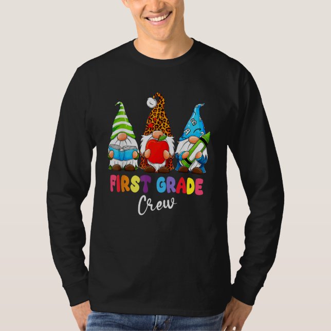 Camiseta Gnomes First Grade Crew First Day Teacher Back To  (Frente)