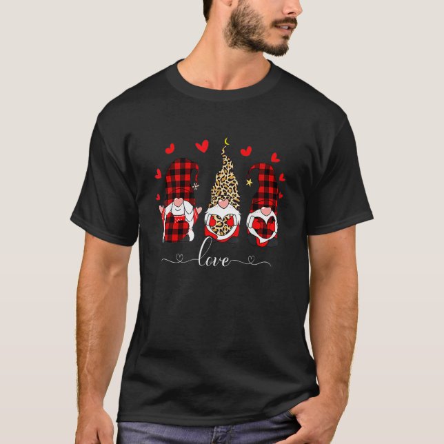 Camiseta Gnomes Holding Leopard Heart Buffalo Plaid Valenti (Frente)