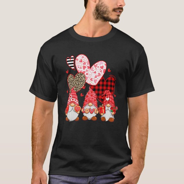 Camiseta Gnomes Holding Leopard Heart Buffalo Plaid Valenti (Frente)