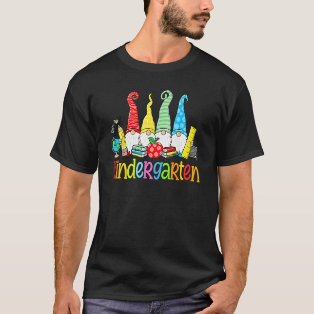 Camiseta Gnomes Kindergarten Crew First Day Teacher Back To (Frente)