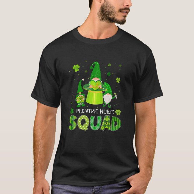 Camiseta Gnomies Irish Pediatric Nurse Squad Nursing St Pat (Frente)
