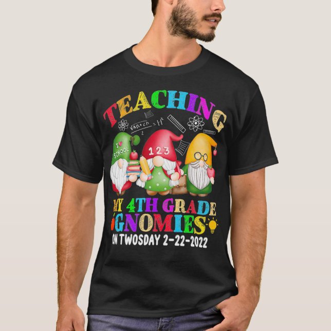 Camiseta Gnomies Teaching My 4th Grade On Twosday 2222022 F (Frente)