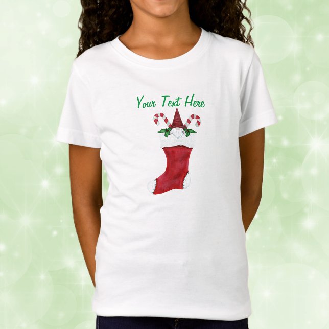 Camiseta Gnomo Bonito em Canas Doces de Natal Vermelho (Cute gnome with candy canes inside red Christmas stocking on kids holiday tee shirt.)