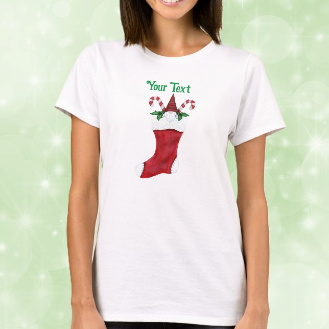 Camiseta Gnomo Cachorro Vermelho de Natal Borrão (Cute gnome with beard in red Christmas stocking with candy canes holly leaves on adult tee shirt.)