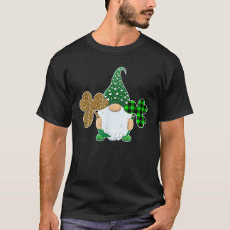Camiseta Gnomo Holding Heart Shamrock Leopard Xadrez Patr