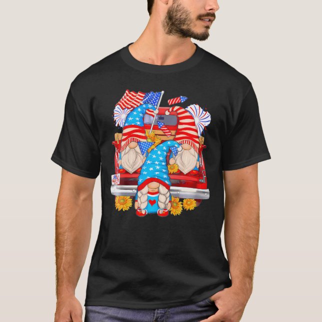 Camiseta Gnomos Com Bandeira Da América De Caminhão 4 De Ju (Frente)