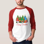 Camiseta Gnomos de Água Vermelha Feliz Natal Esporte<br><div class="desc">Feliz Natal Gnomos de Diversão Colorida de Água com Presentes de Natal Camiseta Feriada com Pinheiros e Luzes de Cordas.</div>
