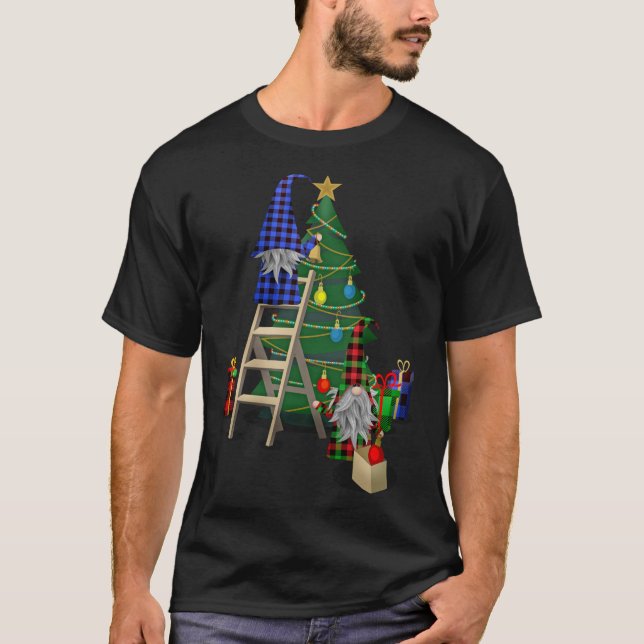 Camiseta Gnomos Decorando Gnomos de Árvore de Natal (Frente)