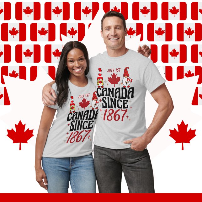 Camiseta Gnomos do Canadá desde 1867 Feriado Unisex (Gnomes Canada Since 1867 Holiday Unisex T-Shirt allows you to celebrate Canada Day in style. )