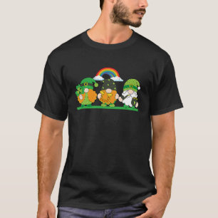 Camiseta Gnomos Sortudos Segurando Trevo de Quatro Folhas F