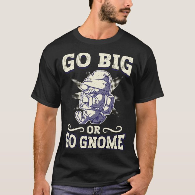 Camiseta Go Big Or Go Gnome  Gnome Gardening (Frente)