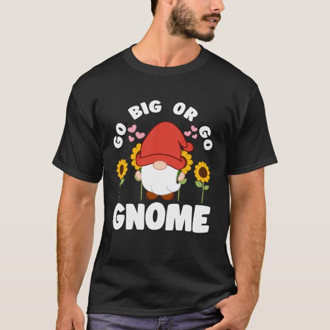 Camiseta Go Big Or Go Gnomie With Sunflowers Lawn Gnome (Frente)