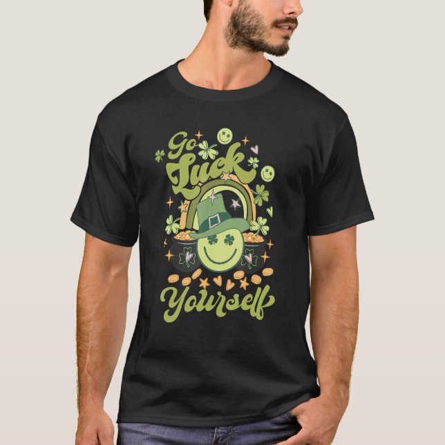 Camiseta Go Lucky YourSelf Retro Happy Face Pot Of Gold Pat (Frente)