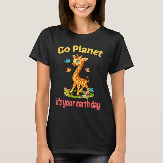 Camiseta Go planet it's your earth day cute giraffe (Frente)