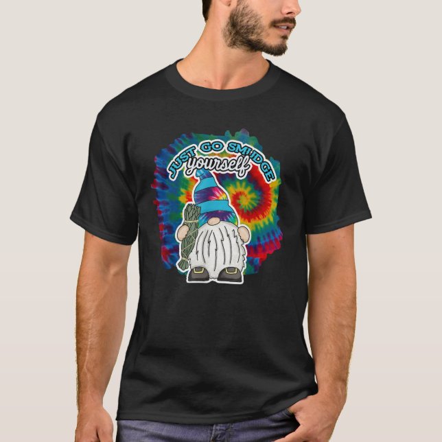 Camiseta Go Smudge Yourself Smudging Tie Dye Gnome  (Frente)