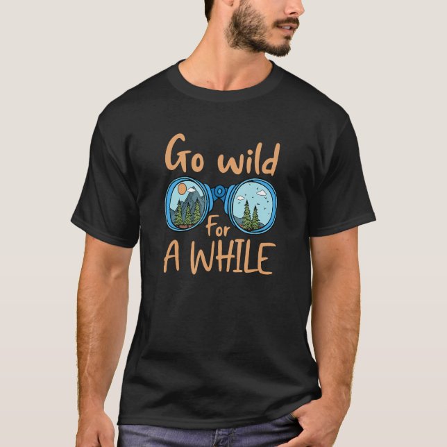 Camiseta Go Wild For A While Hiking Outdoors Adventure (Frente)