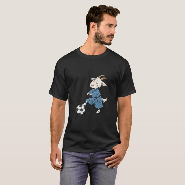 Camiseta Goat playing soccer in karate kimono (Frente Completa)