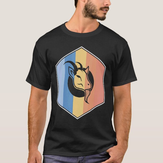 Camiseta Goat With Retro Colors In A Hexagon (Frente)
