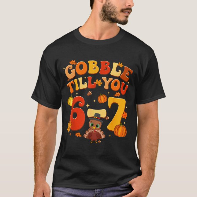 Camiseta Gobble Till You 6 7 Turkey 6 7 Meme Six Seven Than (Frente)