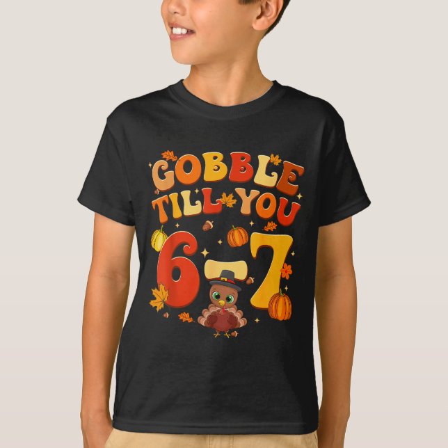 Camiseta Gobble Till You 6 7 Turkey 6 7 Meme Six Seven Than (Frente)