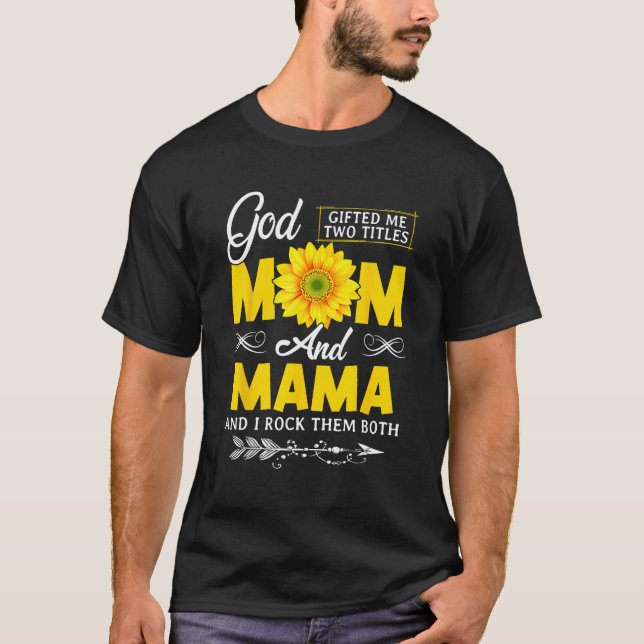 Camiseta God ed Me Two Titles Mom And Mama Mothers Day Sunf (Frente)