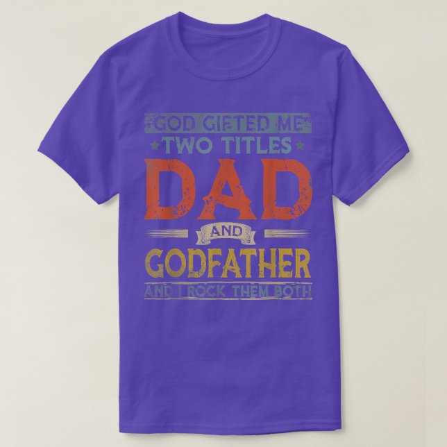 Camiseta God Gifted Me Two Titles Dad And Godfather Fathers (Frente do Design)