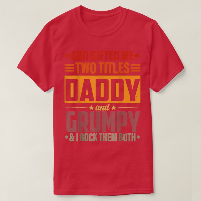 Camiseta God Gifted Me Two Titles Daddy And Grumpy Funny Fa (Frente do Design)