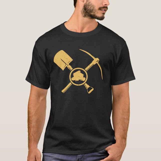 Camiseta Gold Panning Shovel And Pickaxe (Frente)