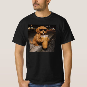 Camiseta Goldendoodle Bebendo Café Gelado Meme Engraçado de