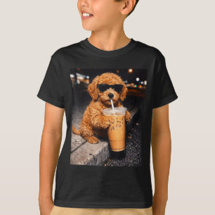 Camiseta Goldendoodle bebendo café gelado meme engraçado de