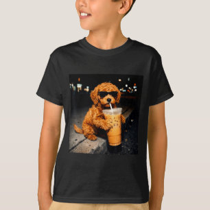 Camiseta goldendoodle engraçado bebendo café gelado meme de