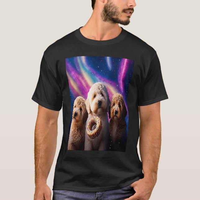 Camiseta Goldendoodle No Espaço Com Donuts Desenho Fofo Men (Frente)