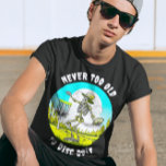 Camiseta Golf Nunca Muito Antigo para Disco | Descamação do<br><div class="desc">Vintage azul e verde apresentando um esqueleto em um disco de chapéu solar golfando na floresta com a citação: 'Nunca muito velho para jogar golfe no disco."</div>