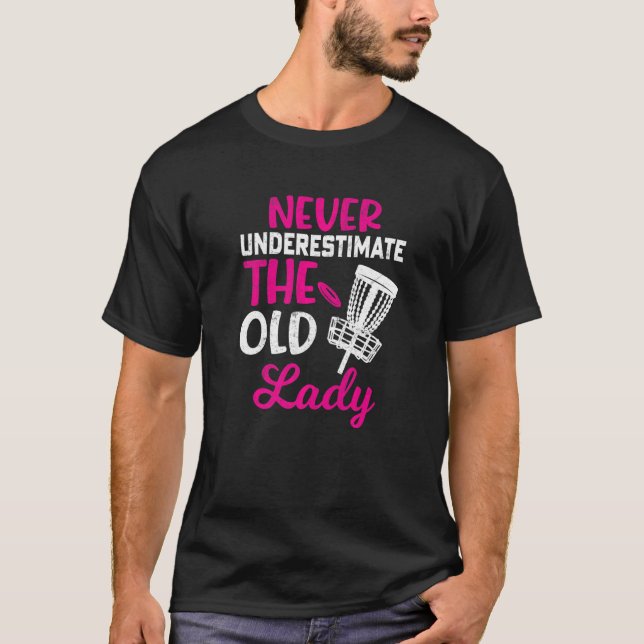 Camiseta Golfe de Disco  Nunca Subestime a Velha Senhora (Frente)