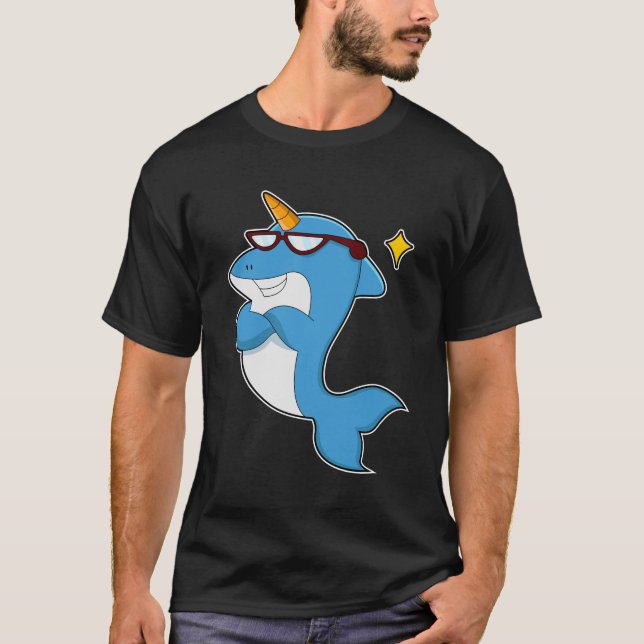 Camiseta Golfinho como Unicórnio com Óculos.PNG (Frente)