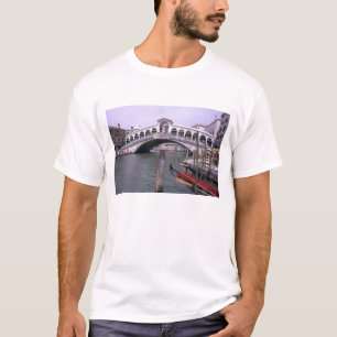 Camiseta Gôndolas e turistas perto da Ponte de Rialto