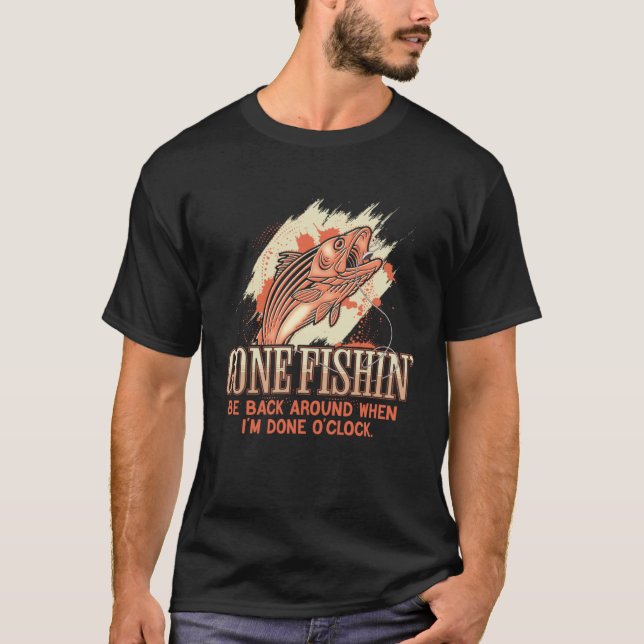 Camiseta Gone Fishing Be Back Around When I m Done O clock  (Frente)